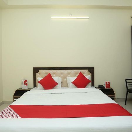 Oyo 16995 Sr Blessings Hotel Chinhat Exterior photo