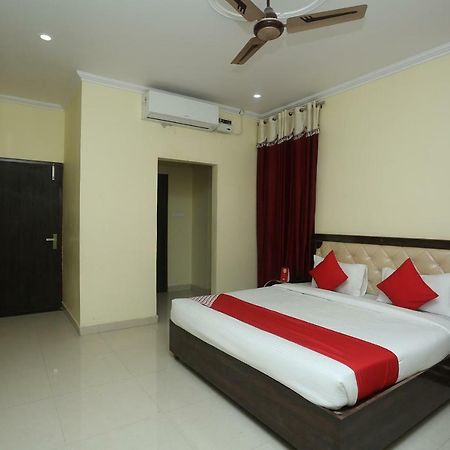 Oyo 16995 Sr Blessings Hotel Chinhat Exterior photo