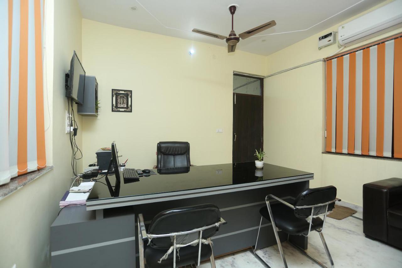 Oyo 16995 Sr Blessings Hotel Chinhat Exterior photo