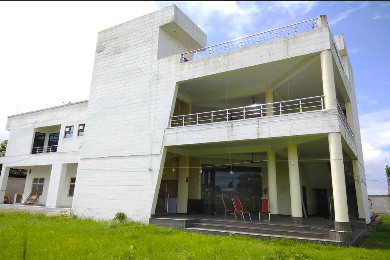 Oyo 16995 Sr Blessings Hotel Chinhat Exterior photo