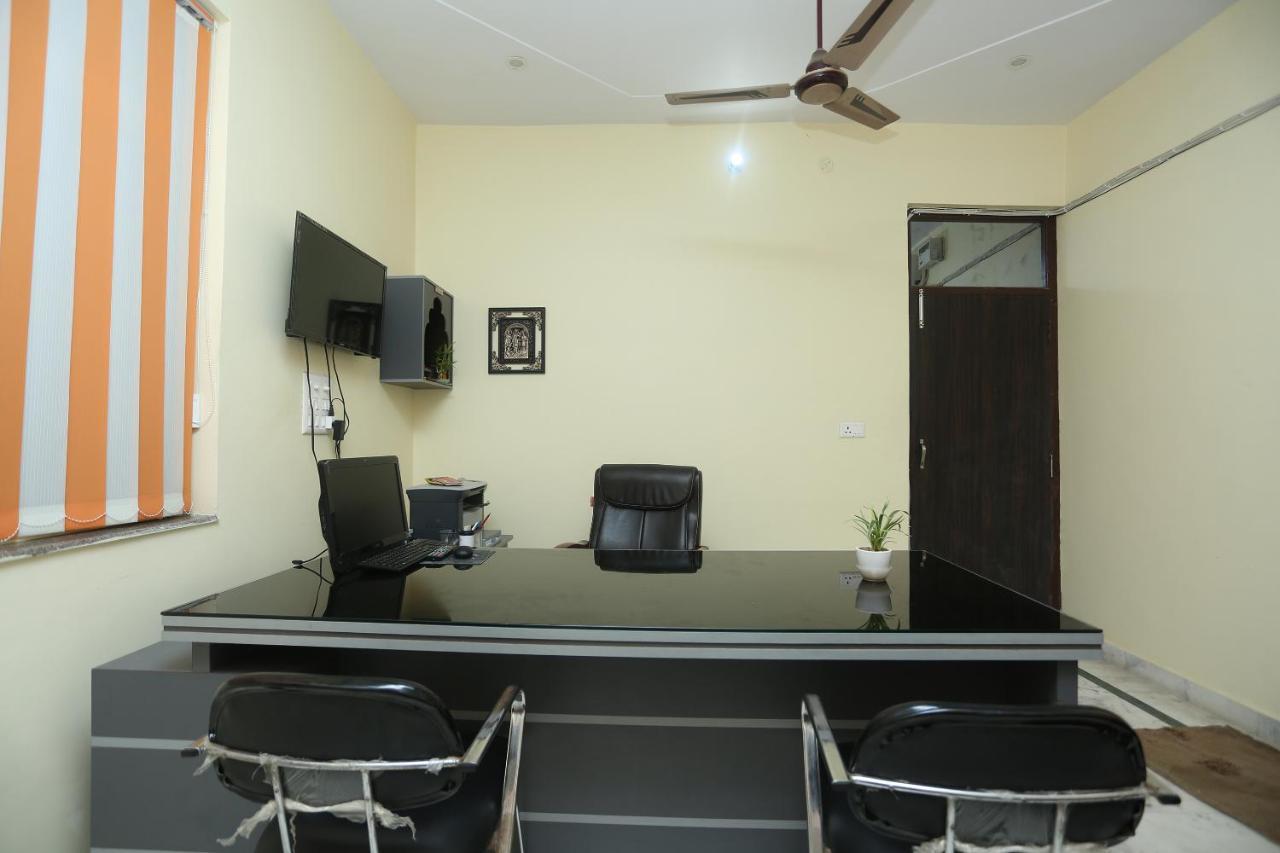 Oyo 16995 Sr Blessings Hotel Chinhat Exterior photo
