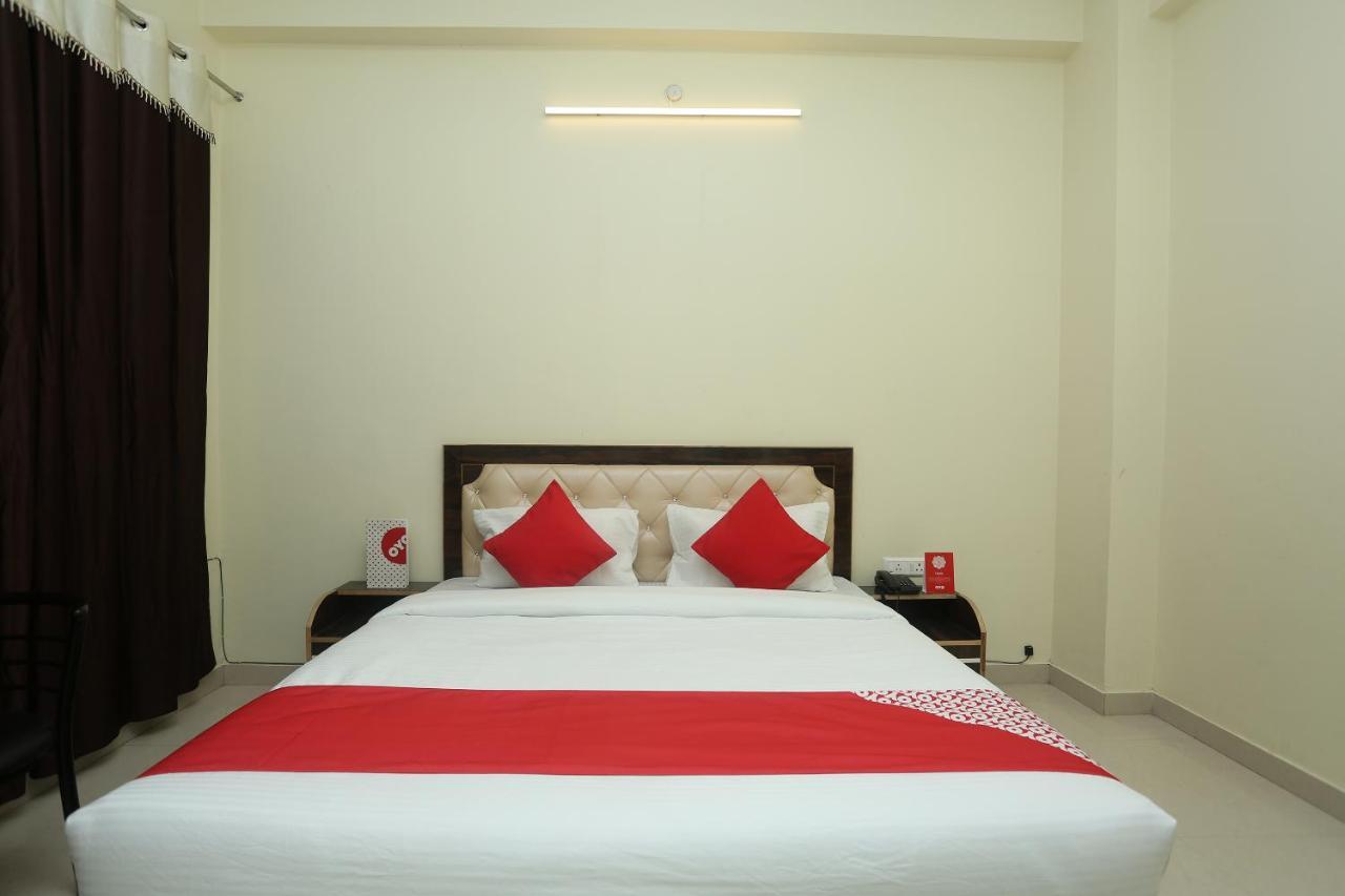 Oyo 16995 Sr Blessings Hotel Chinhat Exterior photo