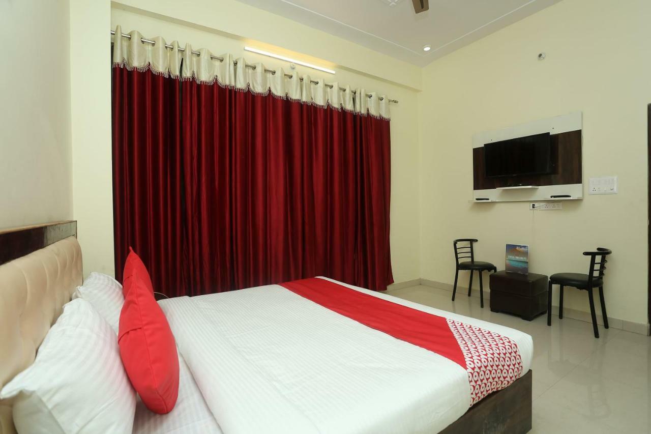 Oyo 16995 Sr Blessings Hotel Chinhat Exterior photo