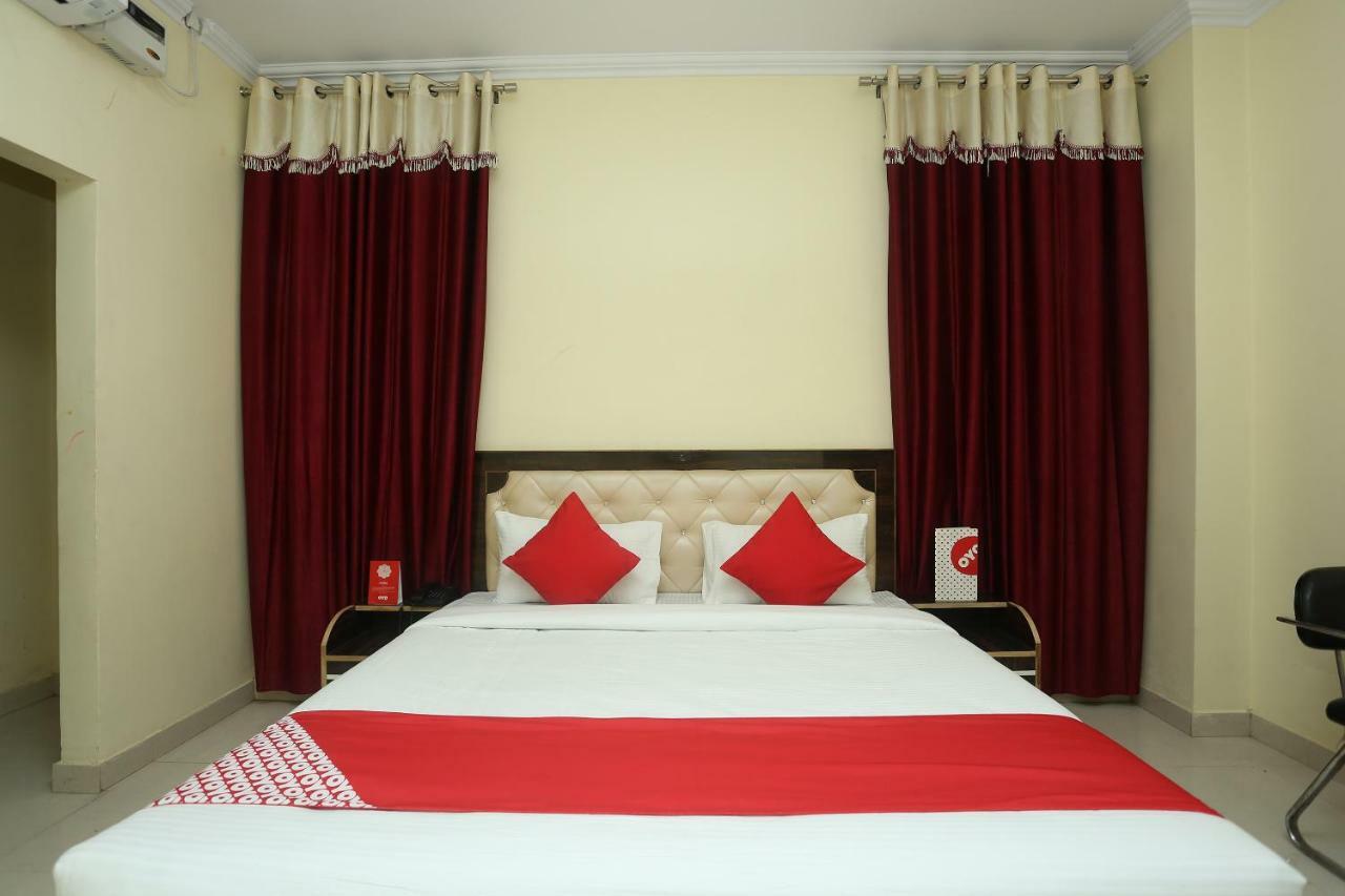 Oyo 16995 Sr Blessings Hotel Chinhat Exterior photo