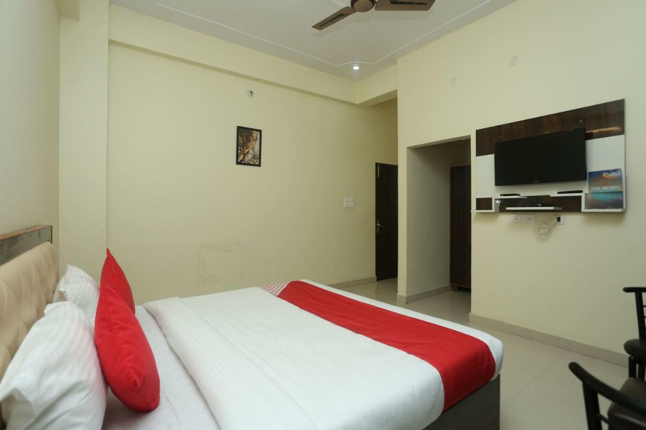 Oyo 16995 Sr Blessings Hotel Chinhat Exterior photo