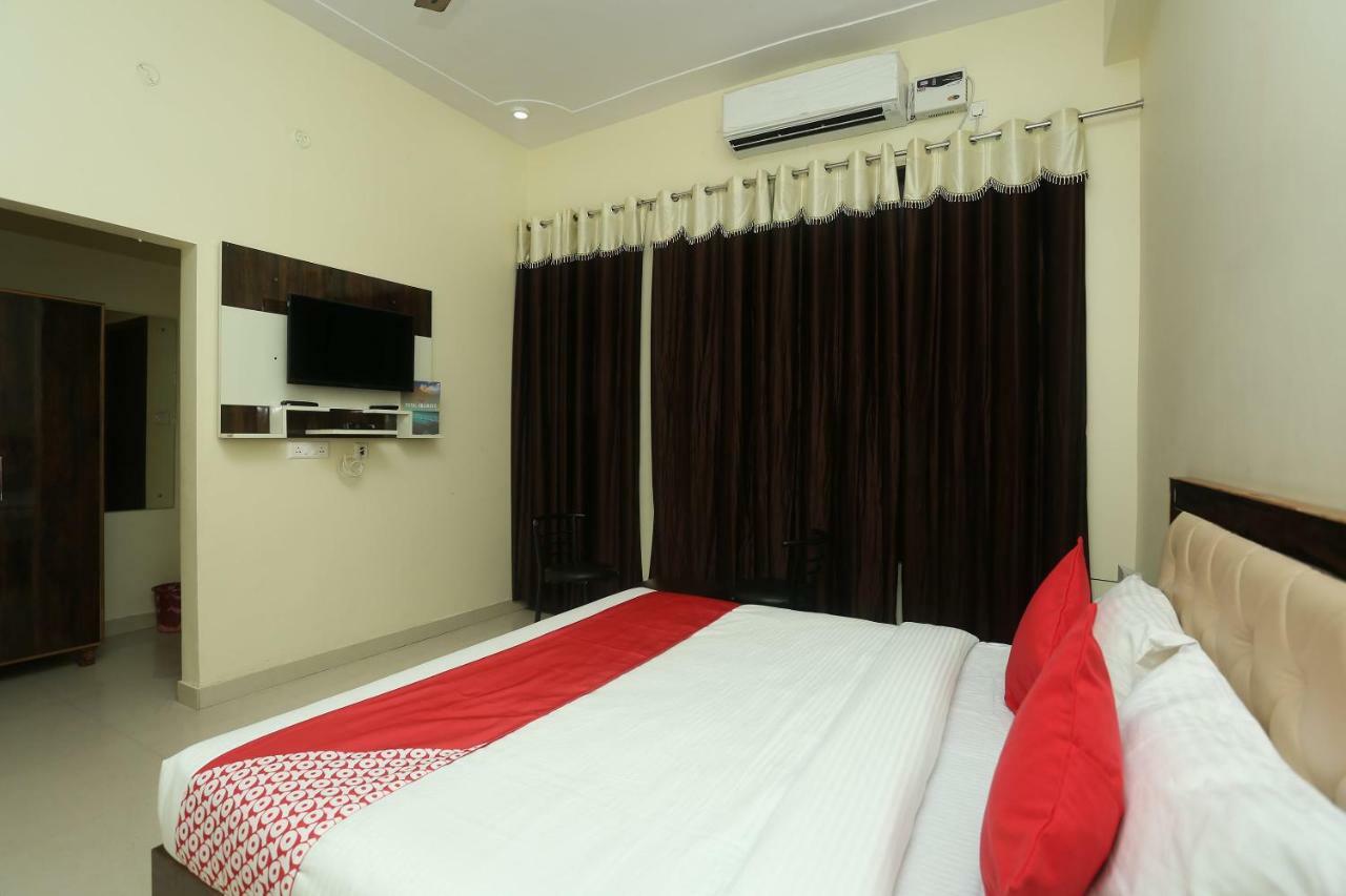 Oyo 16995 Sr Blessings Hotel Chinhat Exterior photo
