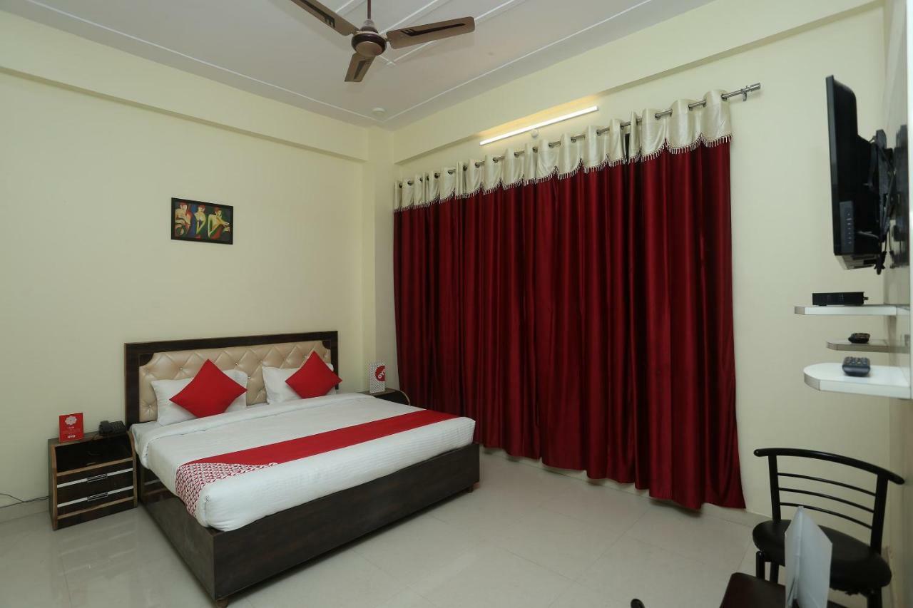 Oyo 16995 Sr Blessings Hotel Chinhat Exterior photo