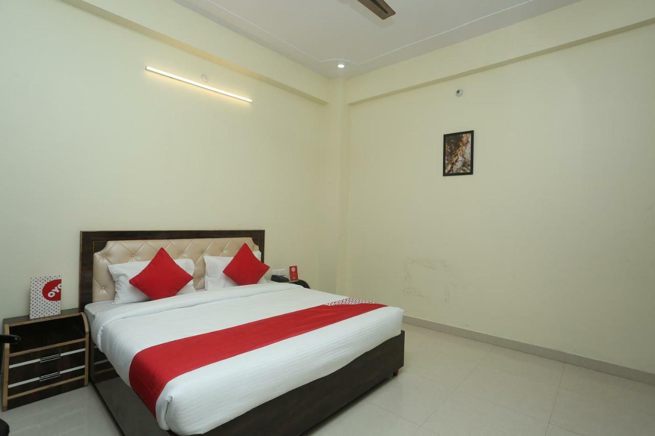 Oyo 16995 Sr Blessings Hotel Chinhat Exterior photo
